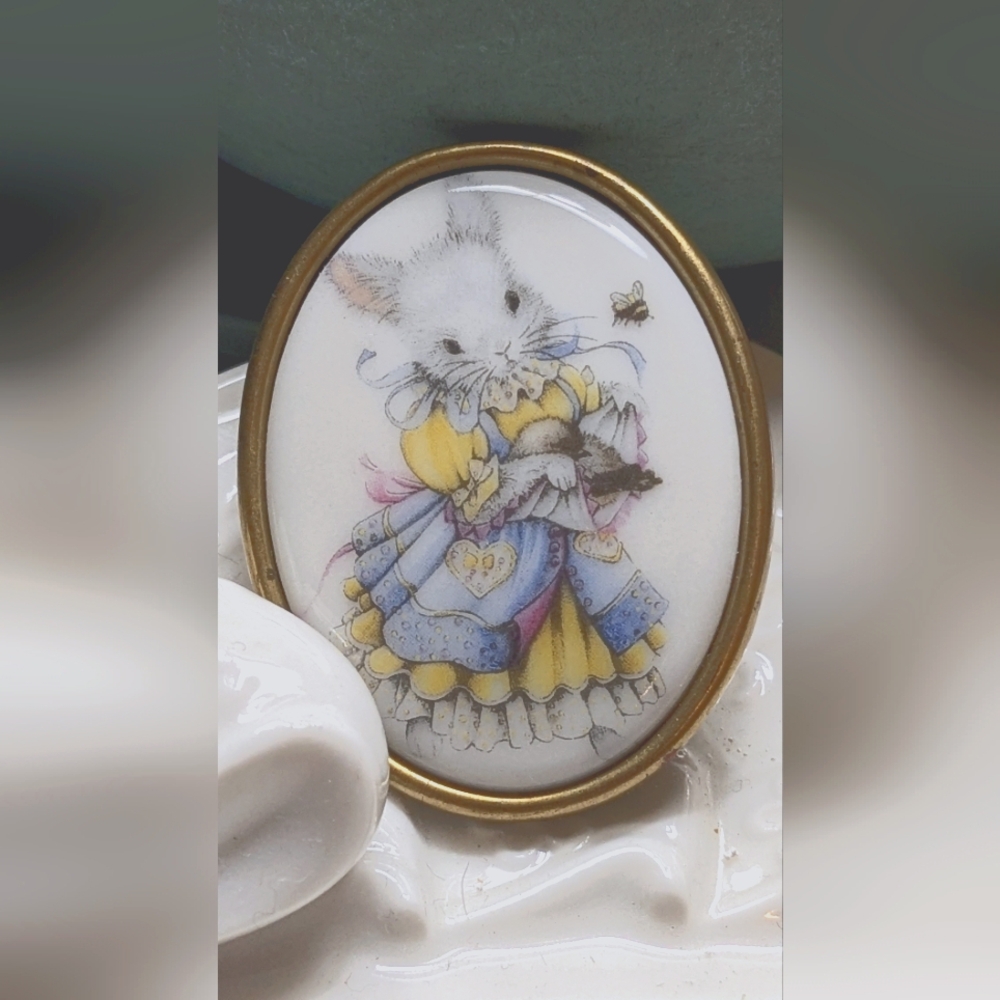 Vintage Easter Spring Kaylou Porcelain Cameo Scarf Pin Brooch Gold Tone Bunny - Picture 1 of 7